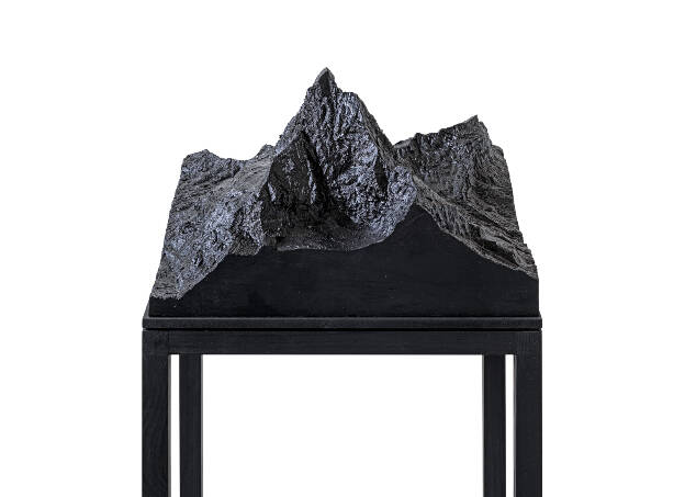 DARKER I, 2019, 30 x 30 x 140 cm, Mixed Media